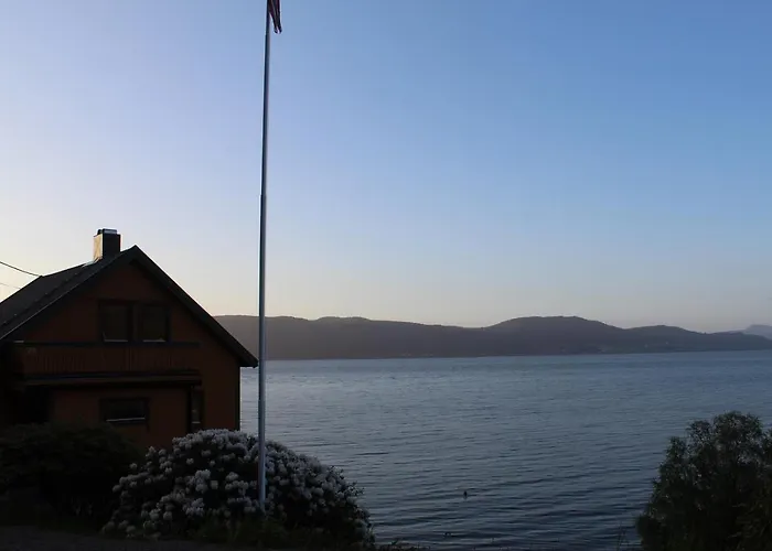 Hjelvikhytta - Flott Beliggenhet Ved Sjoen