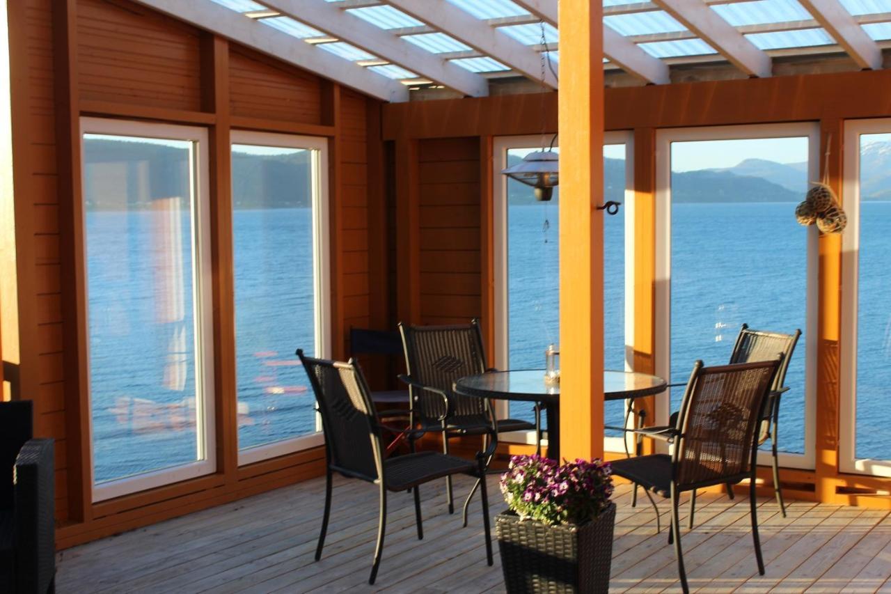 Hjelvikhytta - Flott Beliggenhet Ved Sjoen Hébergement de vacances Hjelvik